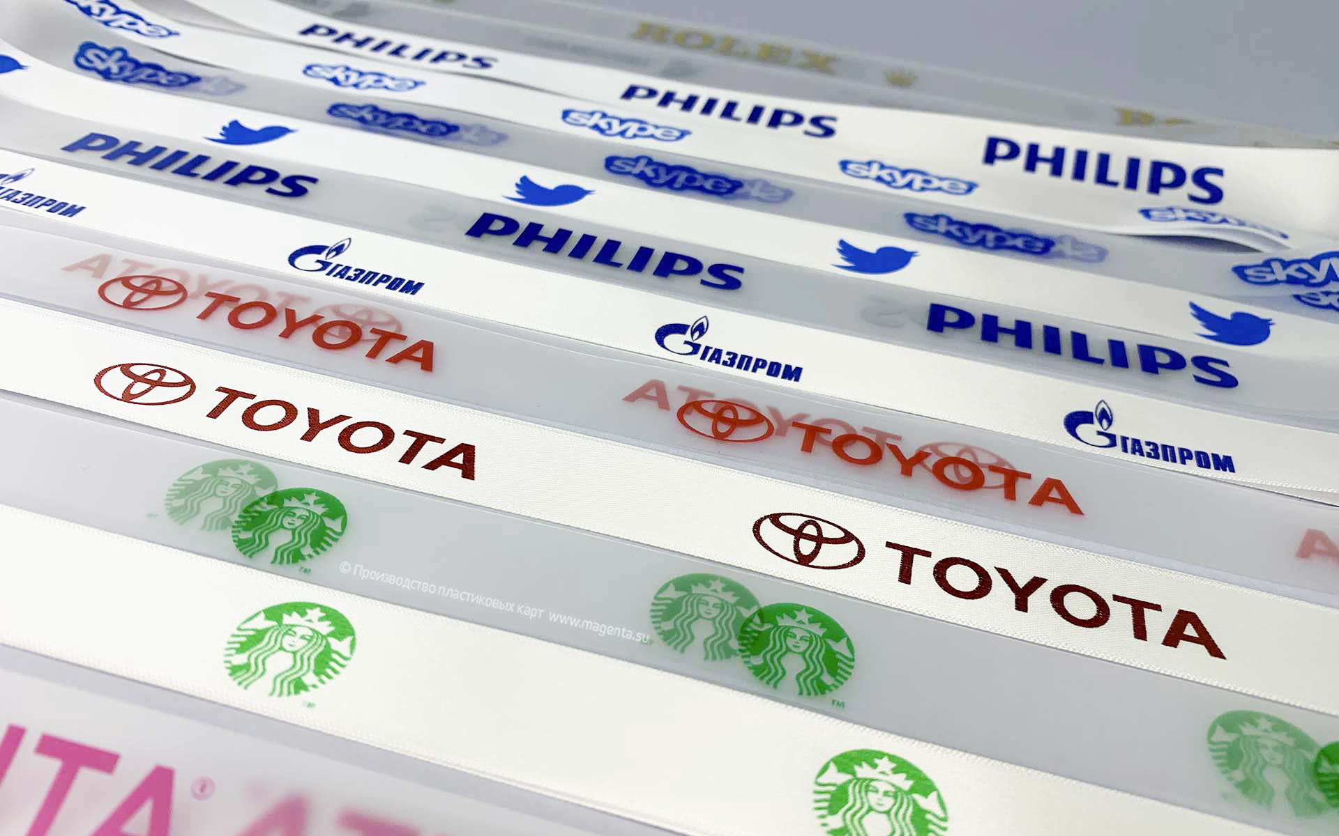 Фотография лент для бейджей с различными цветами нанесения логотипа