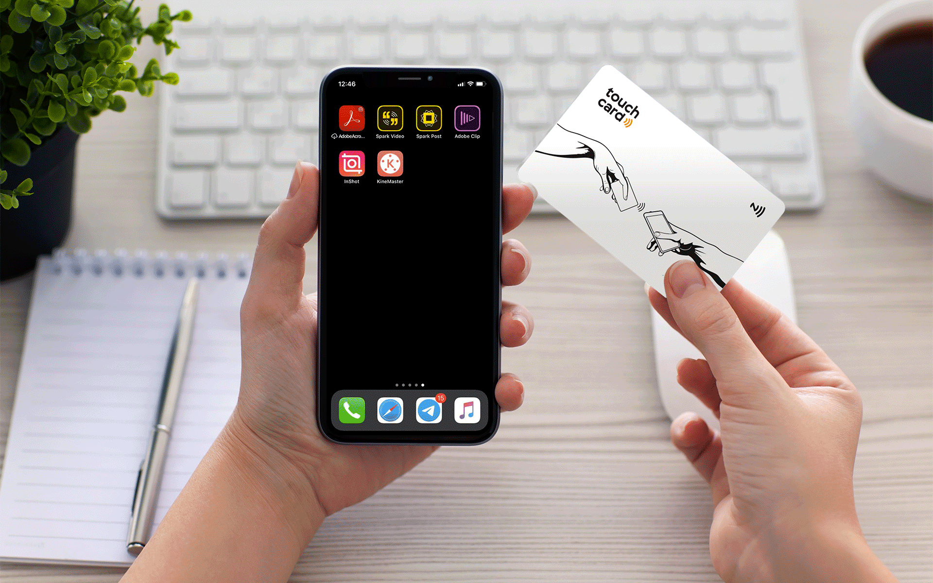 На GIF-изображении показано как пользователь прикладывает NFC-визитку к смартфону и на нем открывается в браузере электронная визитная карта