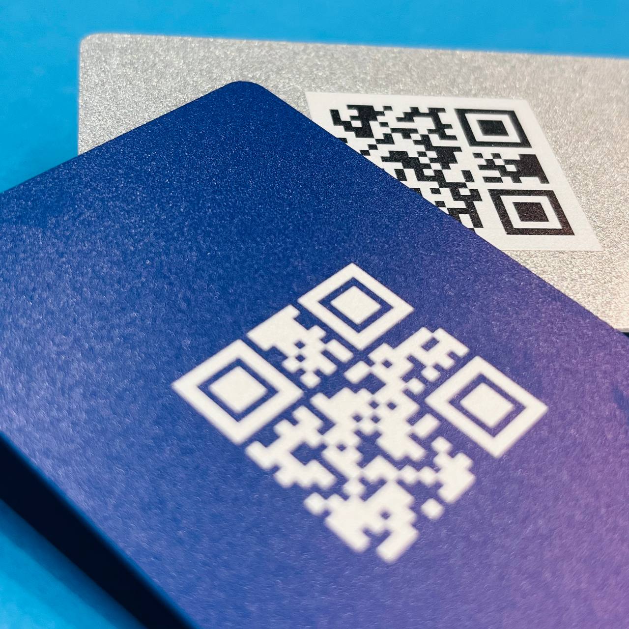 QR-код на карточке с идентификатором карты Оборотная сторона карты клиента с QR-кодом и вшитым номером. Изготовление пластиковых карт с персонализацией в типографии МАДЖЕНТА.