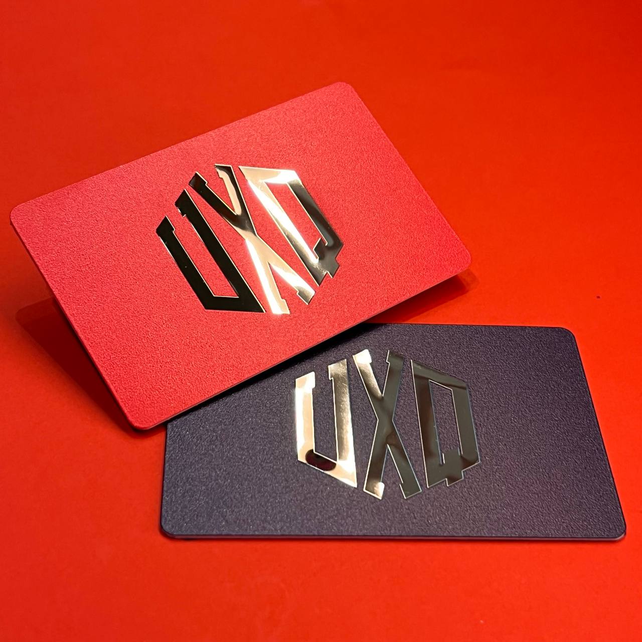 Лимитированные персональные карты в красном и тёмно-синем цвете с серебряным инкрустированным логотипом. Изготовление в типографии Magenta.