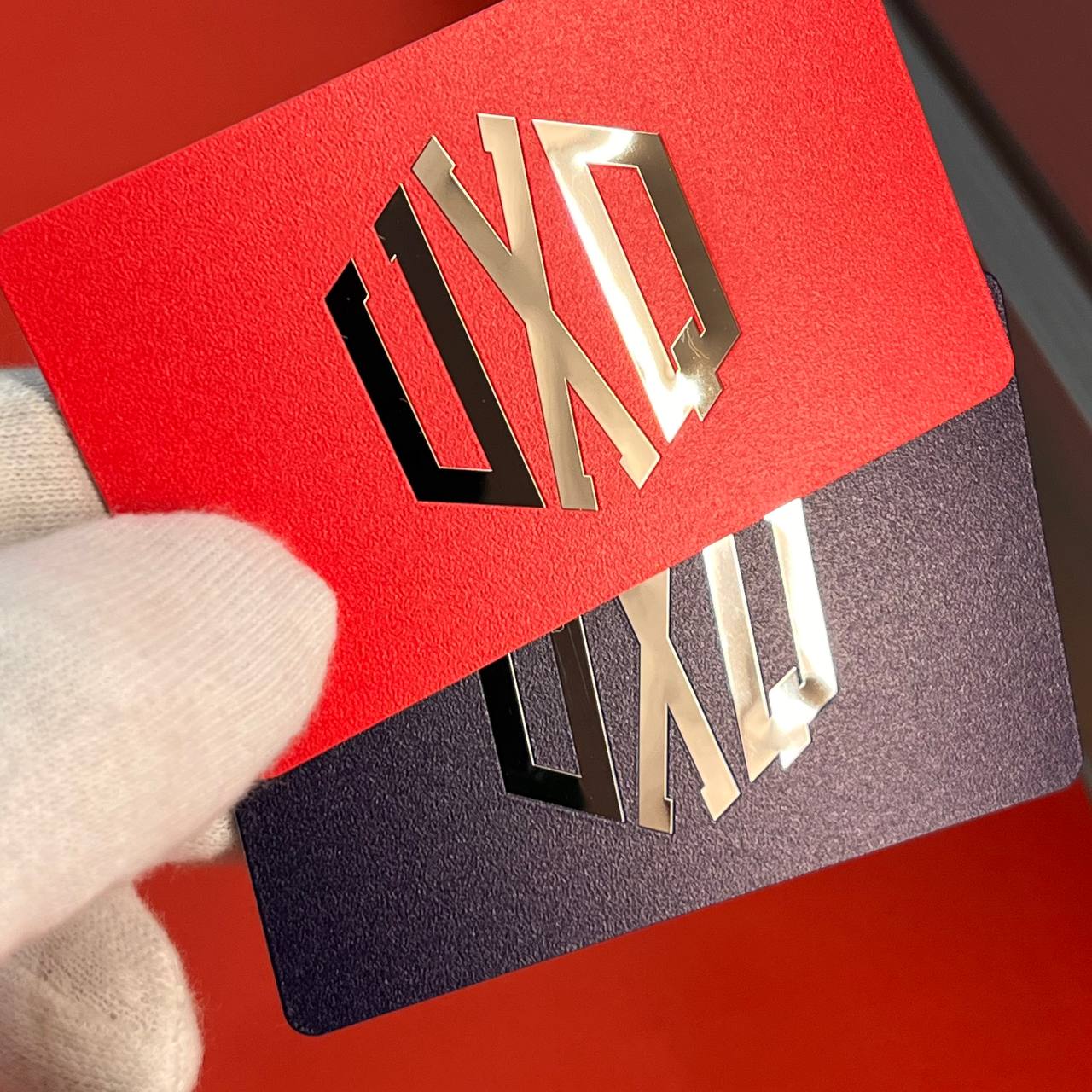 Крупный металлический логотип с зеркальным блеском, инкрустированный в тело пластиковой карты. Технология премиум-класса от типографии Magenta.