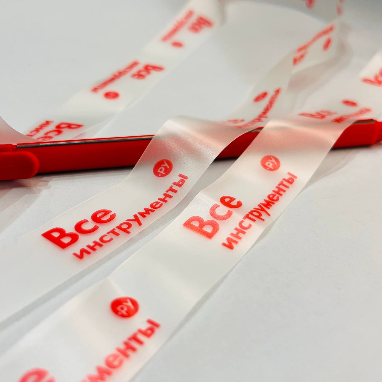 Печать логотипа на прозрачной ленте Печать логотипа на прозрачной силиконовой ленте