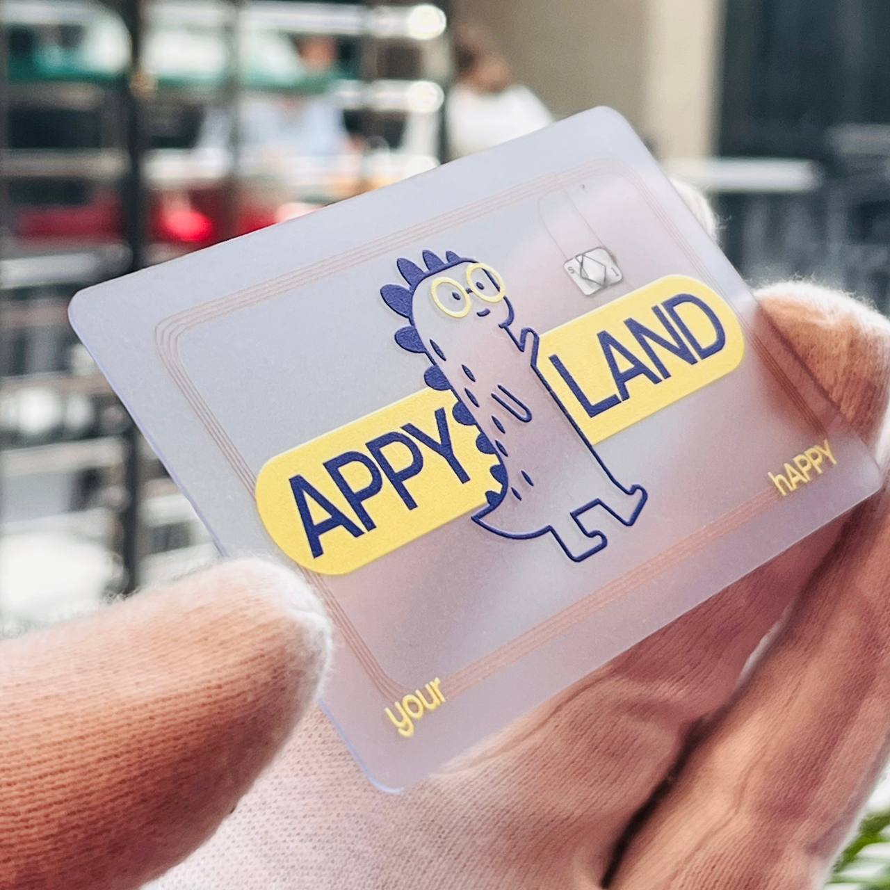 Смарт-визитка на прозрачном пластике с видимым NFC-чипом и медной антенной. Контакты редактируются онлайн в личном кабинете.