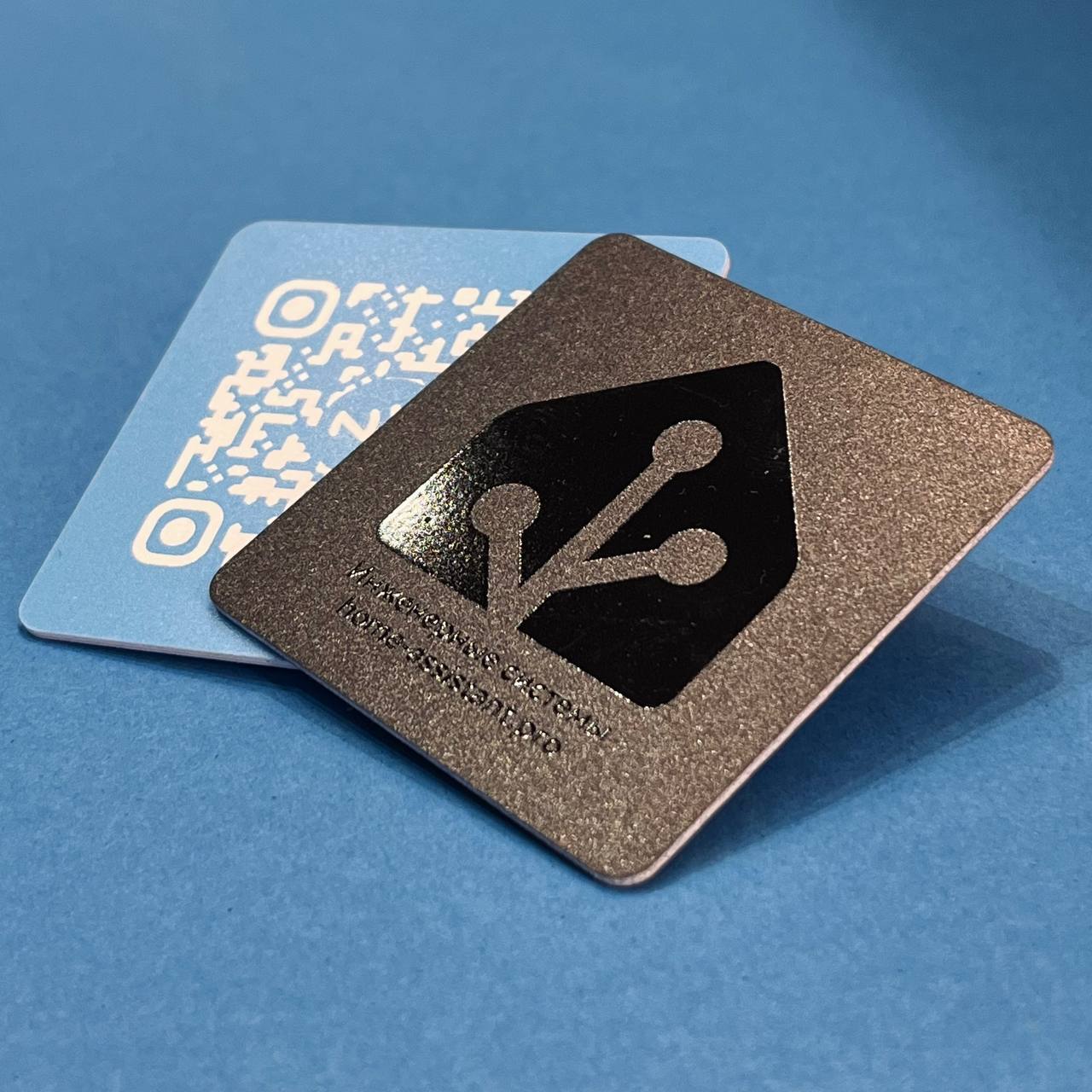 Квадратная NFC-визитка на пластике с выборочным лаком Квадратная NFC-визитка для компании умный дом. Голубой и чёрный пластик, выборочный глянцевый лак, QR-код на обороте. МАДЖЕНТА.
