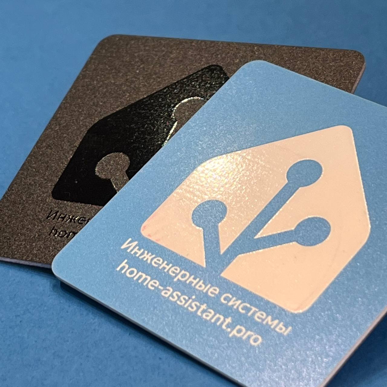 Квадратная умная визитка с NFC на пластике Смарт-визитка квадратной формы на пластике с NFC-чипом. Голубой и чёрный варианты, редактирование контактов в личном кабинете.