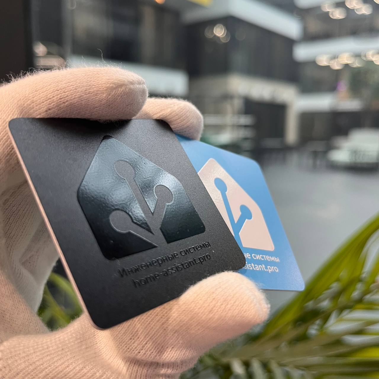 Выборочный лак на квадратной NFC-визитке Выборочный глянцевый лак на чёрной квадратной NFC-визитке — контраст матового фона и глянца. Производство в типографии МАДЖЕНТА.