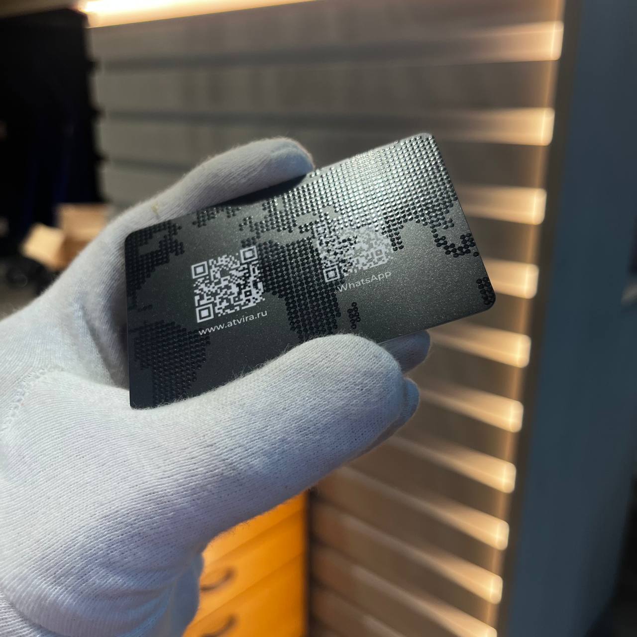 Оборотная сторона NFC визитки с выборочным лаком Оборотная сторона NFC визитки с выборочным лаком