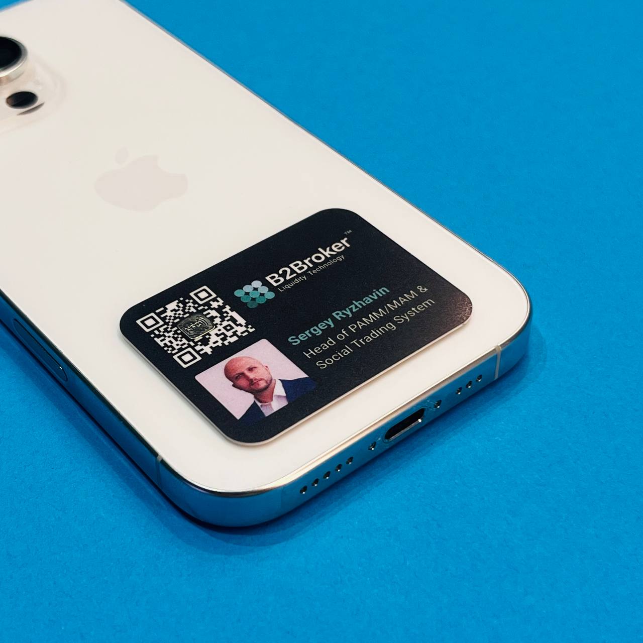 NFC-метка пропуск с фотографией и встроенной визиткой NFC-метка размером 50×38 мм с фотографией — одновременно пропуск через турникет и электронная визитка. Чип MIFARE 1k. МАДЖЕНТА.