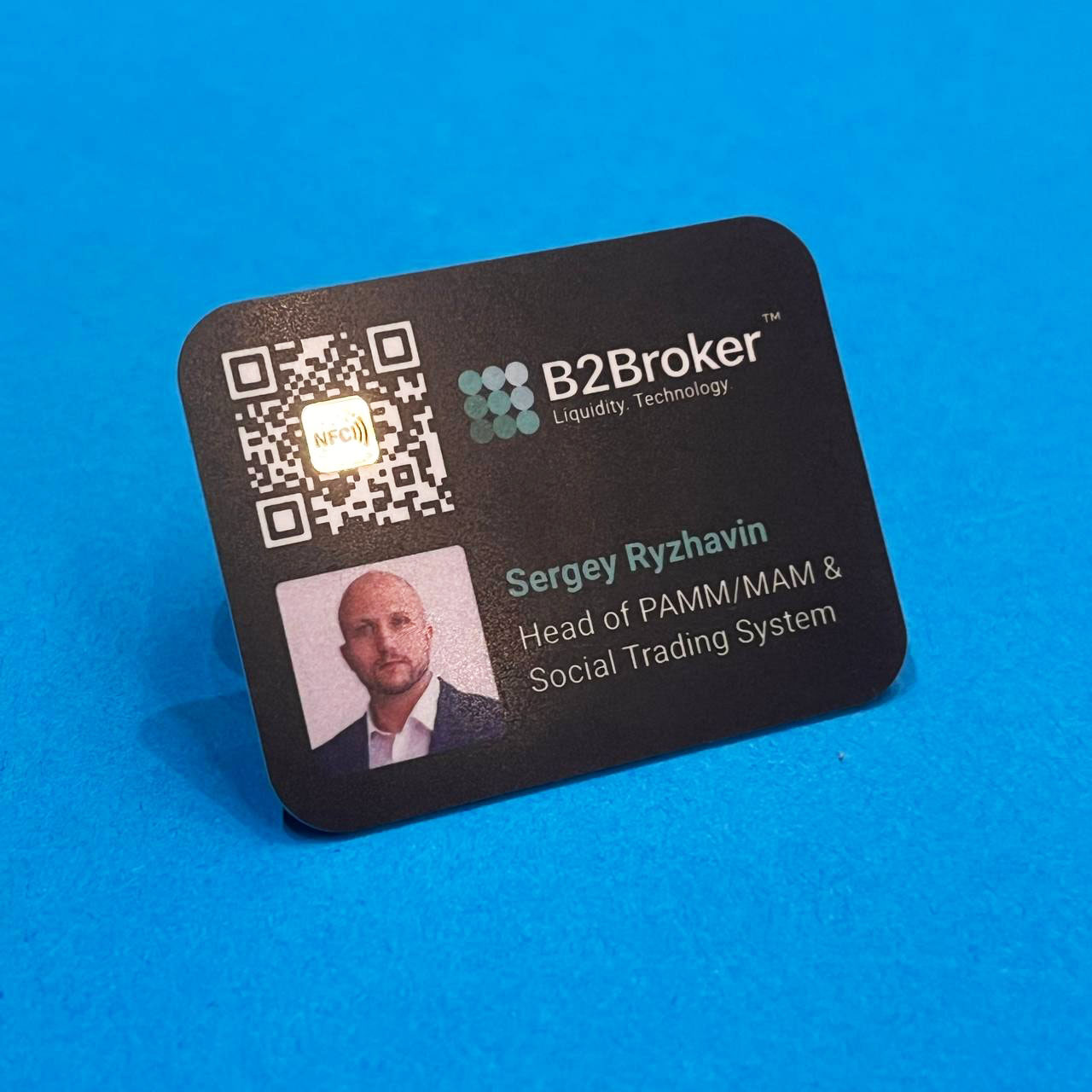 NFC-метка с наклейкой из никеля и QR-кодом NFC-метка с металлостикером из никеля в центре QR-кода. Значок NFC как декоративный и функциональный элемент.
