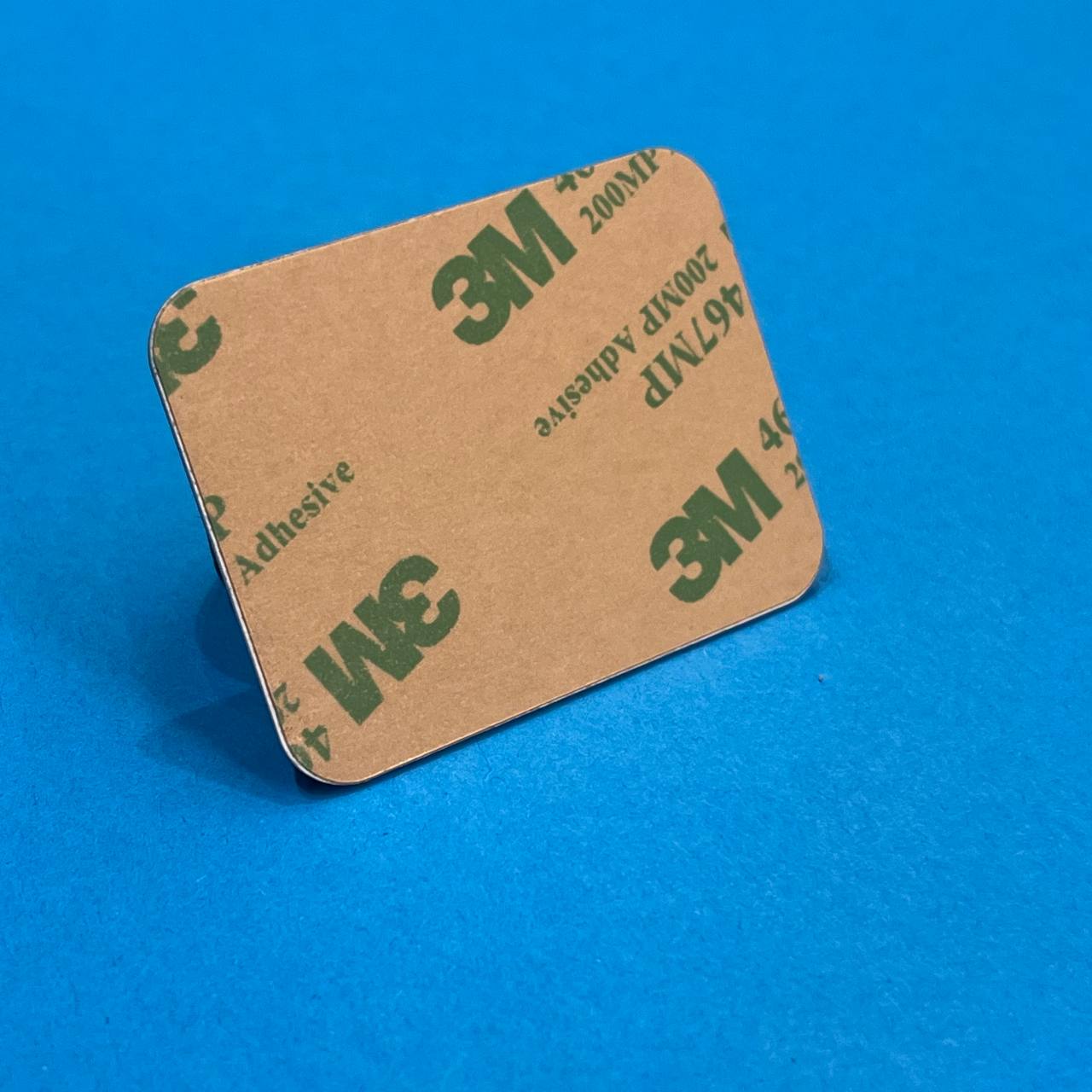 Оборотная сторона NFC-метки со скотчем для крепления Оборотная сторона NFC-метки с клейким слоем для крепления. Нестандартный размер 50×38 мм, чип MIFARE 1k.
