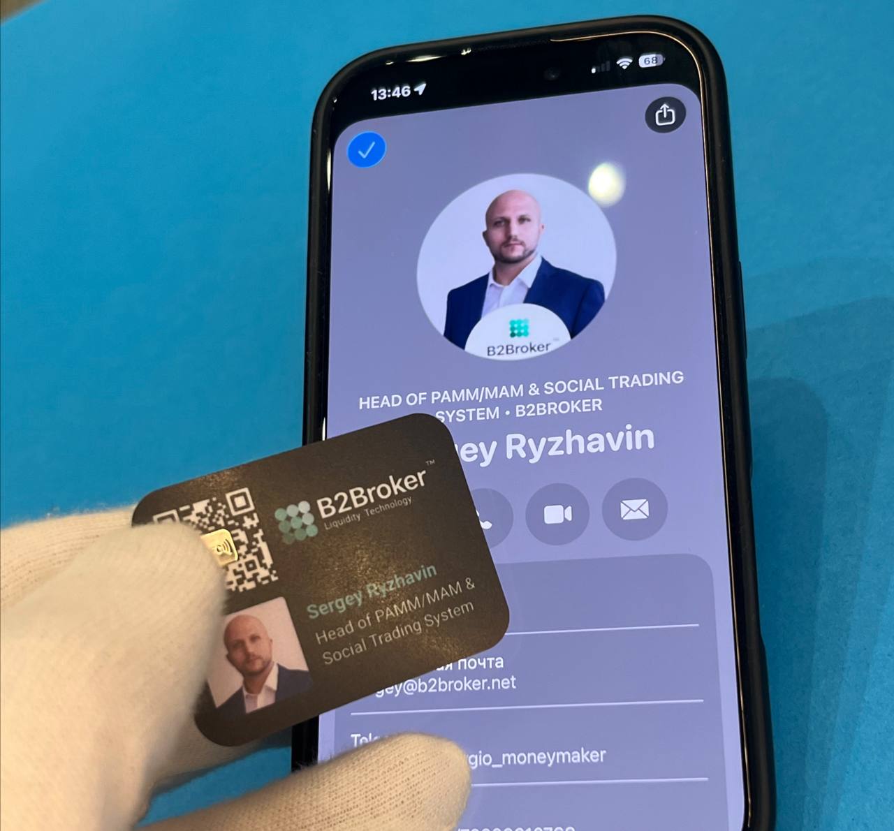 NFC-метка со встроенной визиткой считывается телефоном NFC-метка передаёт контактные данные в телефон при касании. Пропуск и визитка в одном изделии. Производство в типографии МАДЖЕНТА.