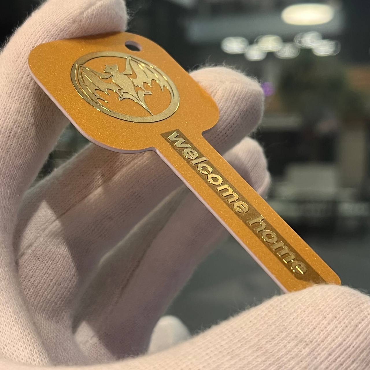 Нестандартная форма RFID-ключа метки RFID-метка в форме ключа на золотом пластике. Антенна EM-Marine уменьшенного размера спрятана в круглой части ключа.
