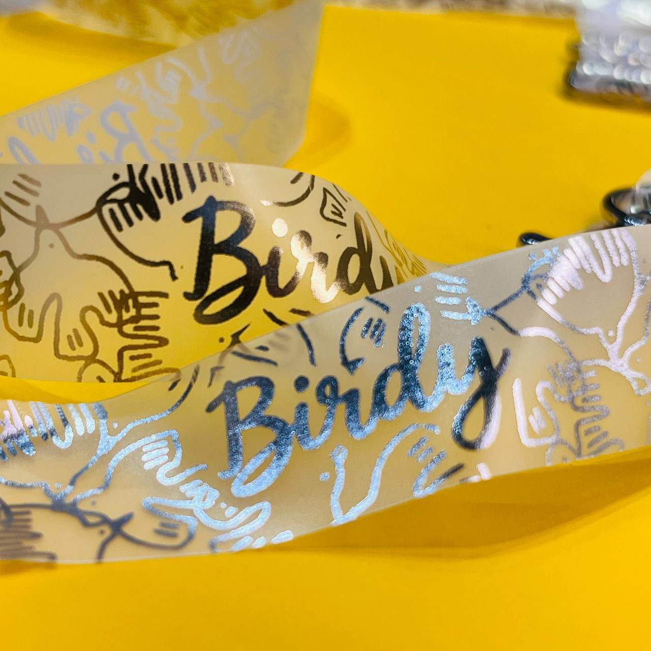 Печать логотипа золотом на прозрачной ленте для бейджа