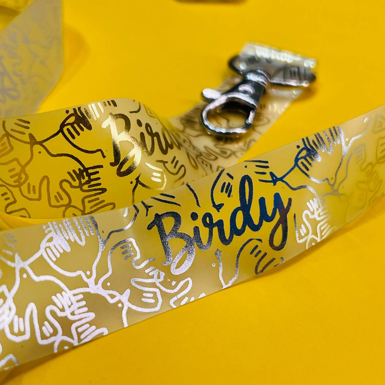 Лента для бейджа с нанесением золотого и серебряного логотипа