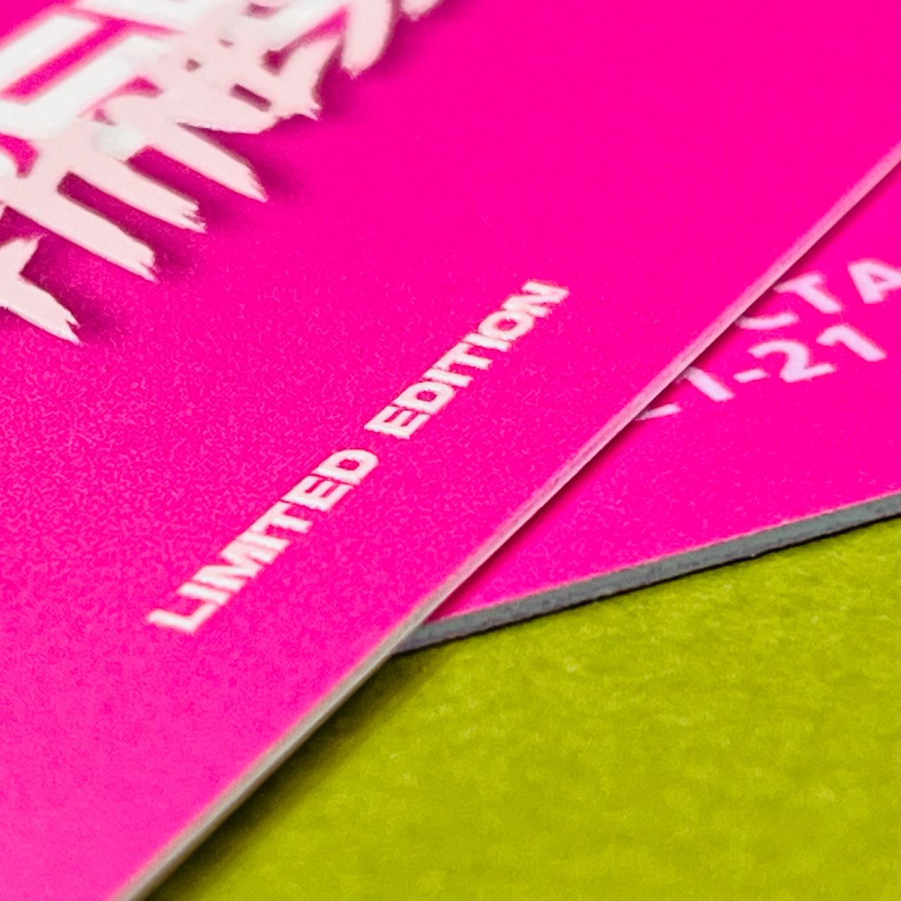 Печать белилами и выборочным лаком на пластиковой карте лимитированного абонемента в фитнес-клуб