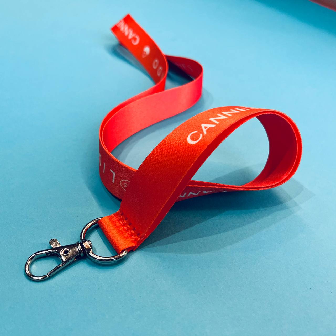Ланъярд с логотипом с креплением на карабин