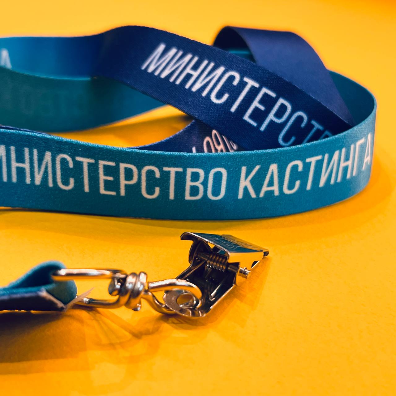 Шнурок для бейджика с логотипом и прищепкой крокодил