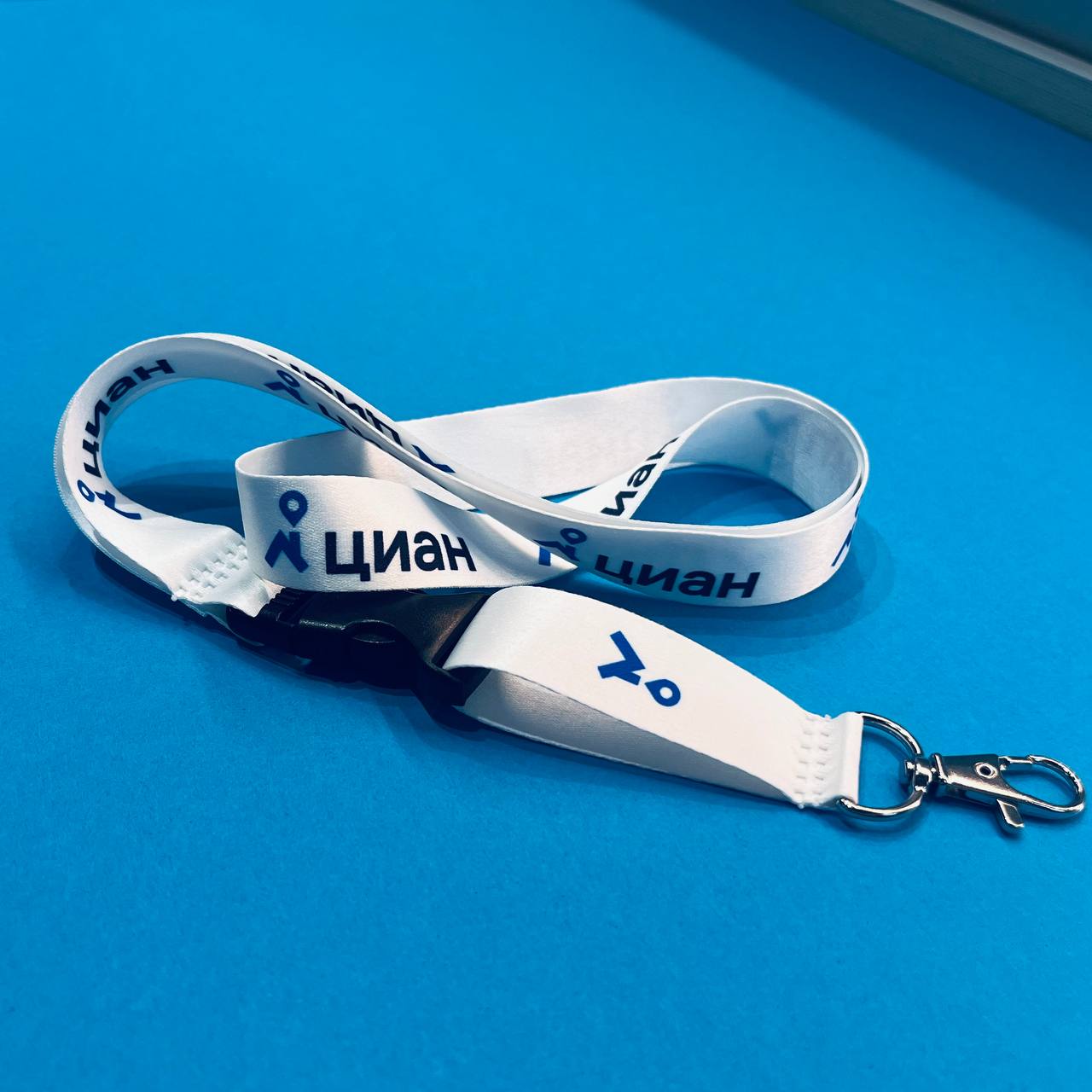 Деталь, повышающая комфорт: пластиковый замок для быстрого снятия бейджа без снятия ленты с шеи.