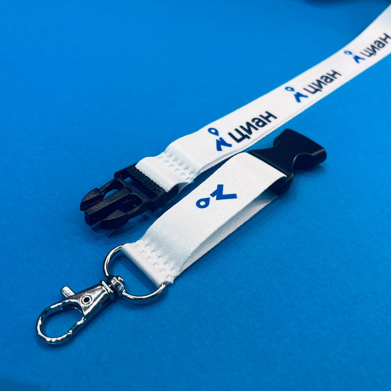  Комплект: лента шириной 20 мм, надежный карабин и функциональный разъемный замок.