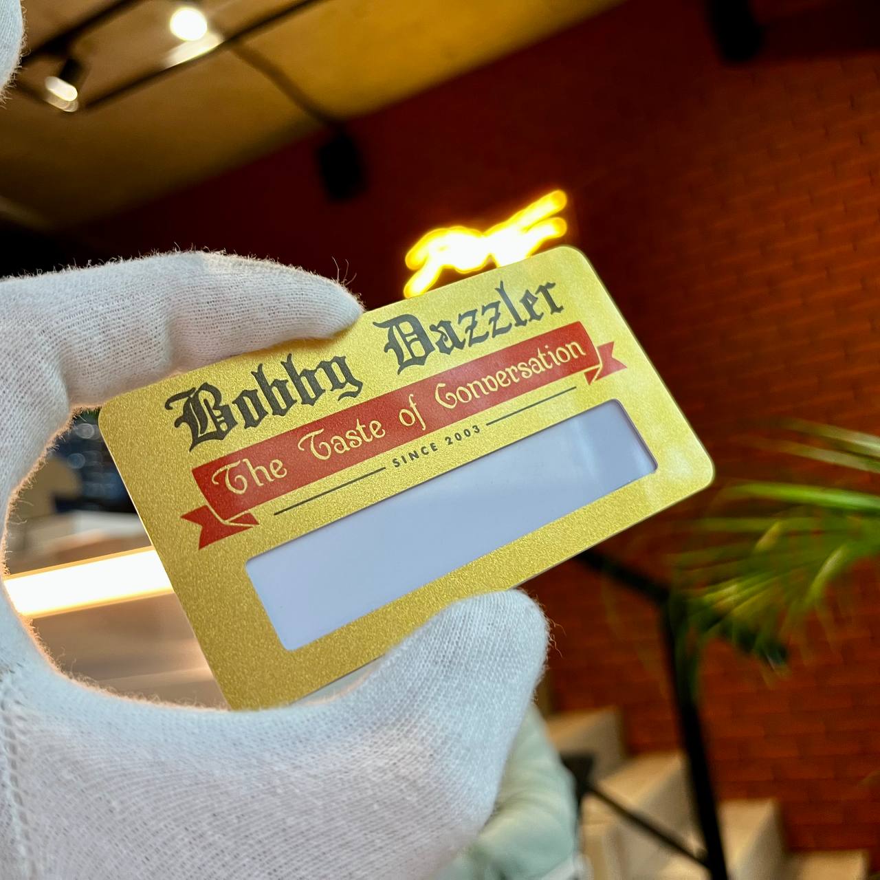 Пластиковый бейдж с окошком на золотом пластике Фотография пластикового бейджа с окошком на золотом пластике