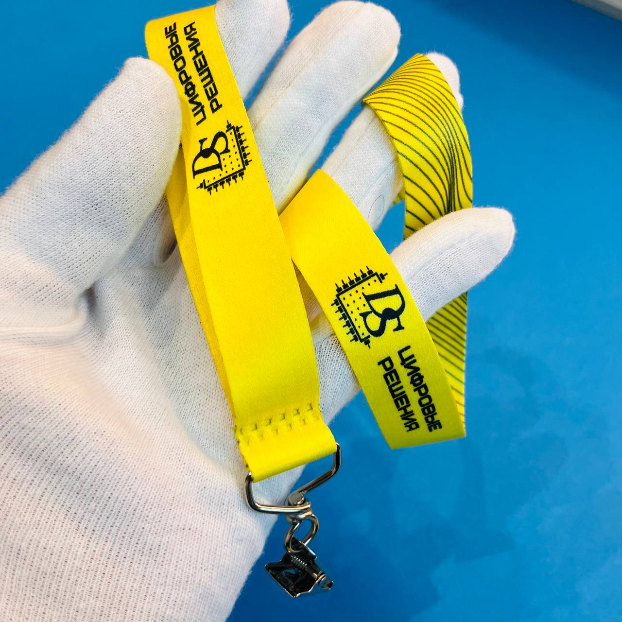 Лента для бейджа с креплением на карабин