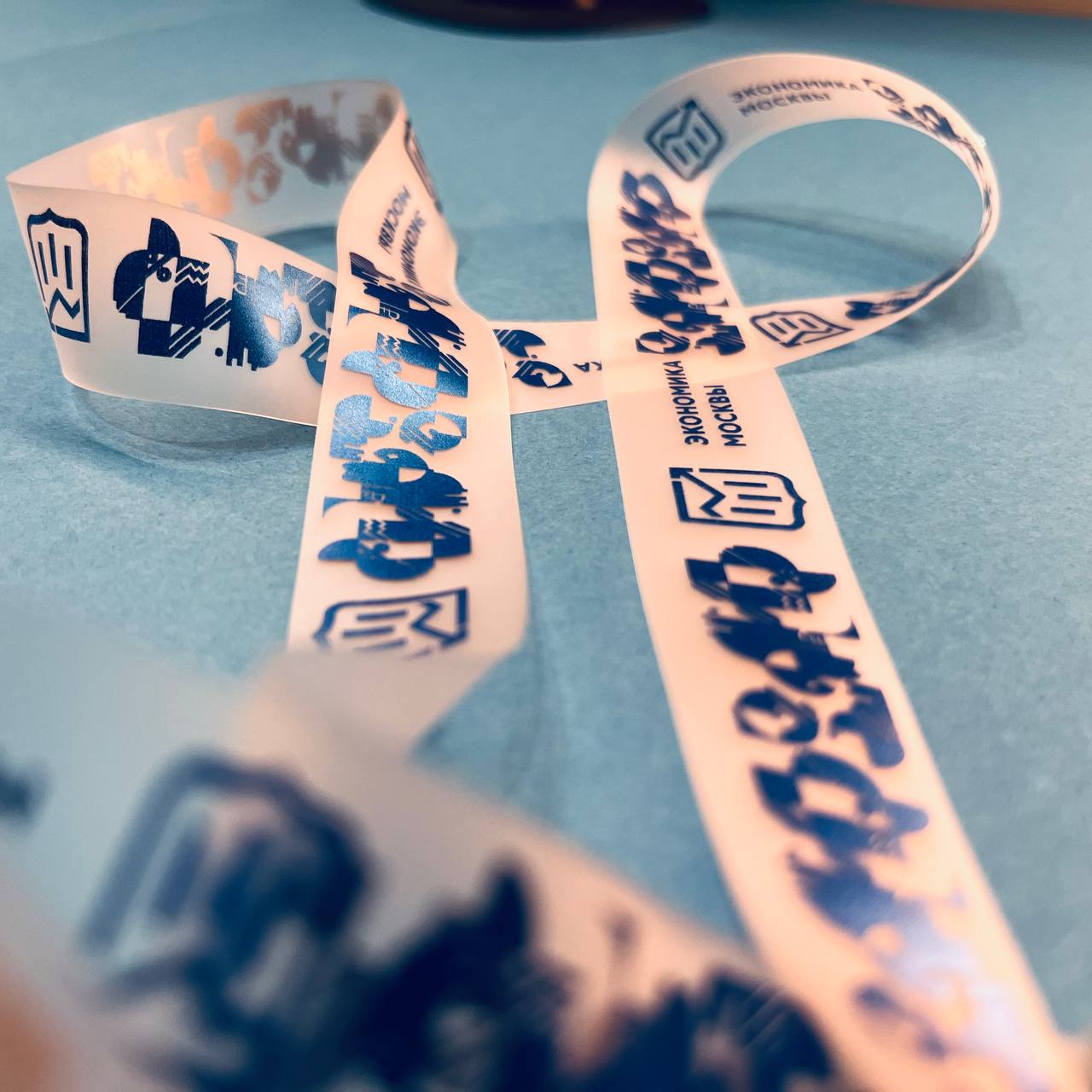 Прозрачная лента для бейджа с нанесением метализированного логотипа