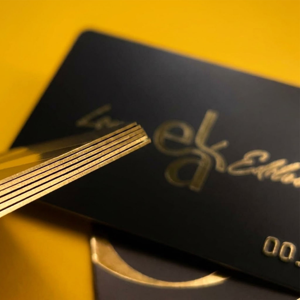 Премиальные пластиковые карты с золотыми торцами. Чёрный пластик в массе, тиснение, эмбоссирование. Изготовление в типографии Маджента