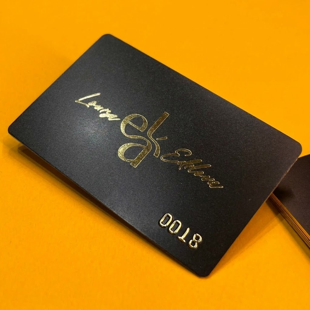 Дисконтная карта из чёрного пластика в массе с золотым тиснением с двух сторон и эмбоссированием номера.