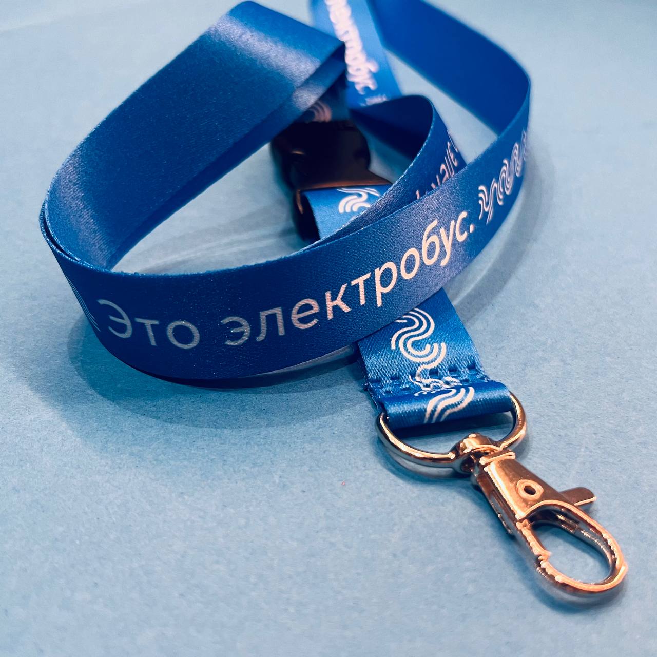 Деталь, повышающая комфорт: пластиковый замок для быстрого снятия бейджа без снятия ленты с шеи.