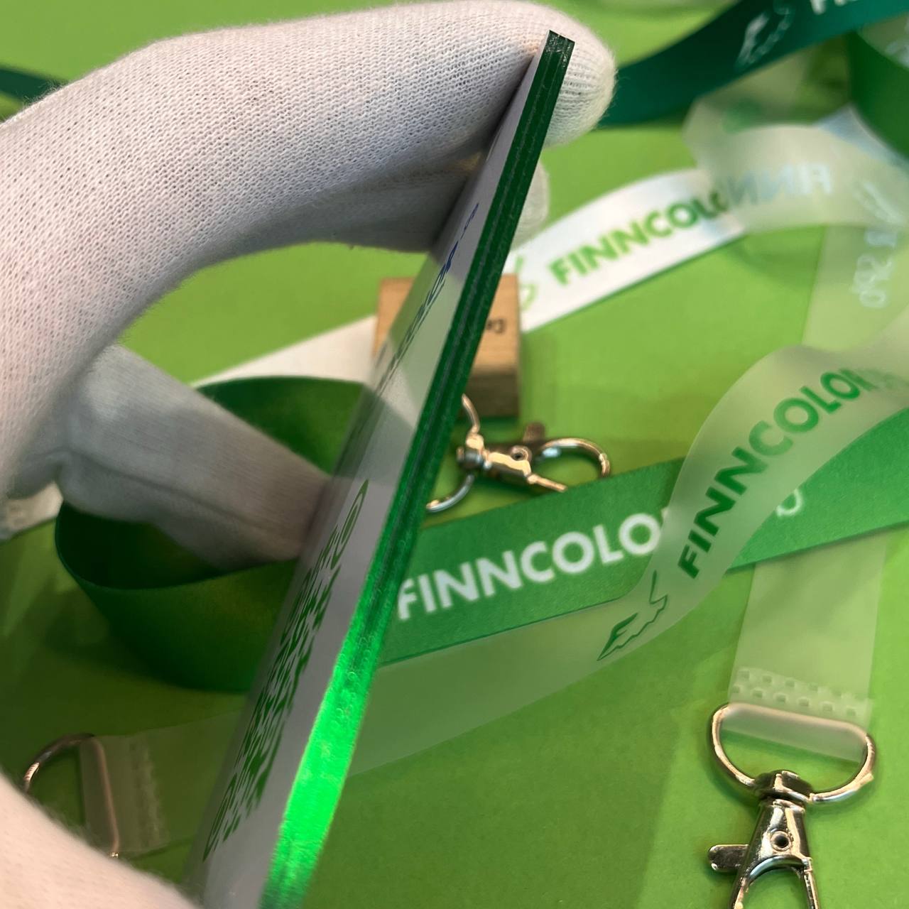 Бейдж с окрасом торца и NFC из пластика Пластиковый NFC-бейдж с окрасом торца металлизированной фольгой — детали которые создают впечатление технологичности. МАДЖЕНТА.