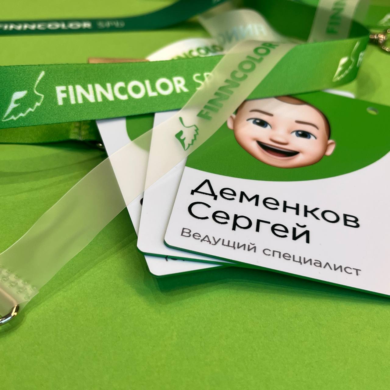 NFC-бейдж с прозрачным шнурком и окрасом торца NFC-бейдж с прозрачным силиконовым шнурком и окрасом торца металлизированной зелёной фольгой. МАДЖЕНТА.