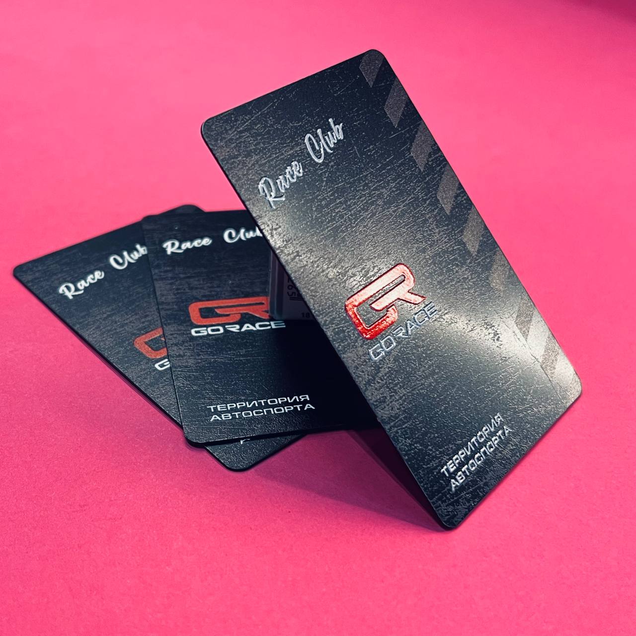 Черная в массе карта лояльности с нанесением объемного логотипа