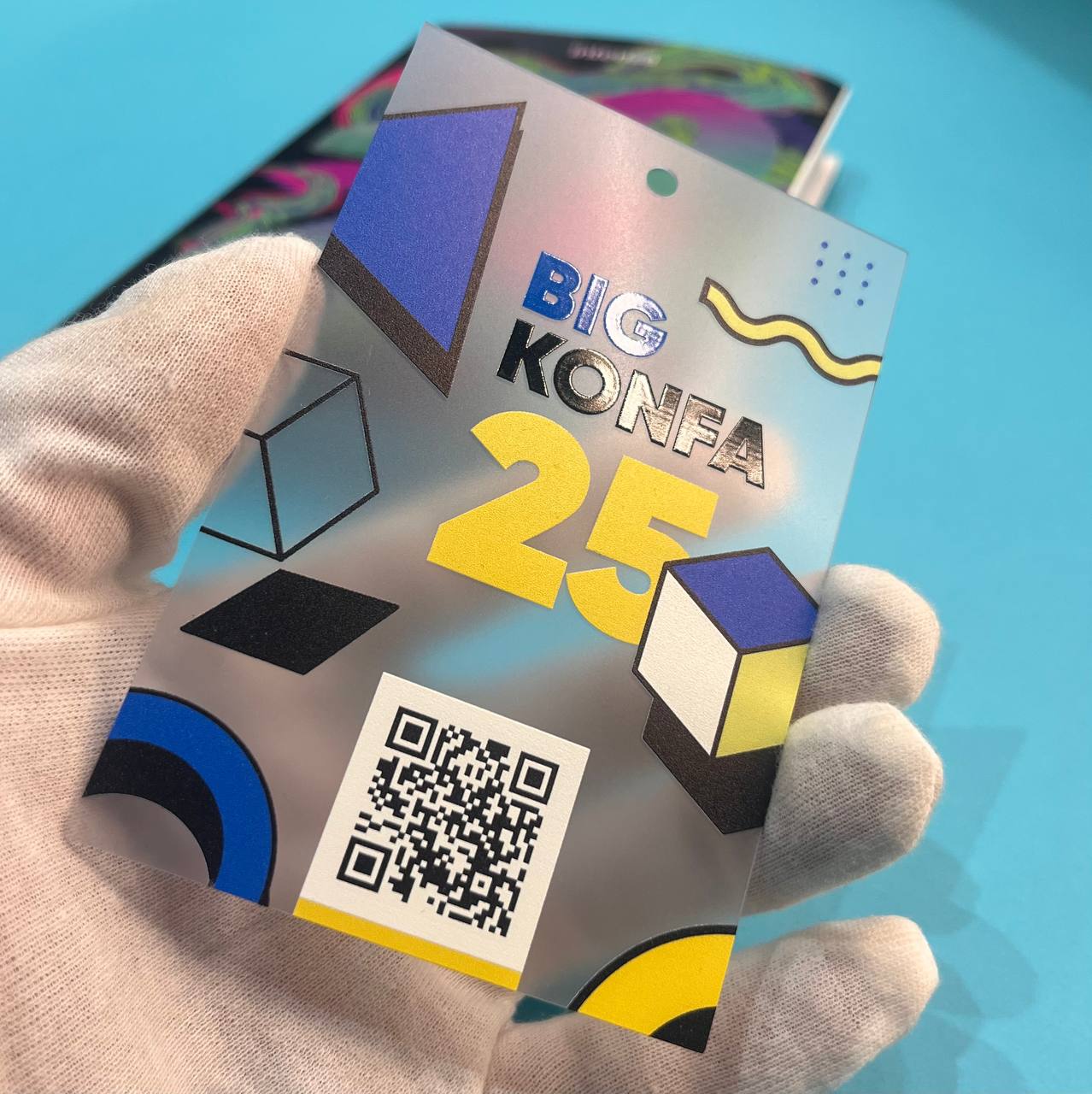 Прозрачный бейдж на матовом пластике с выборочной лакировкой