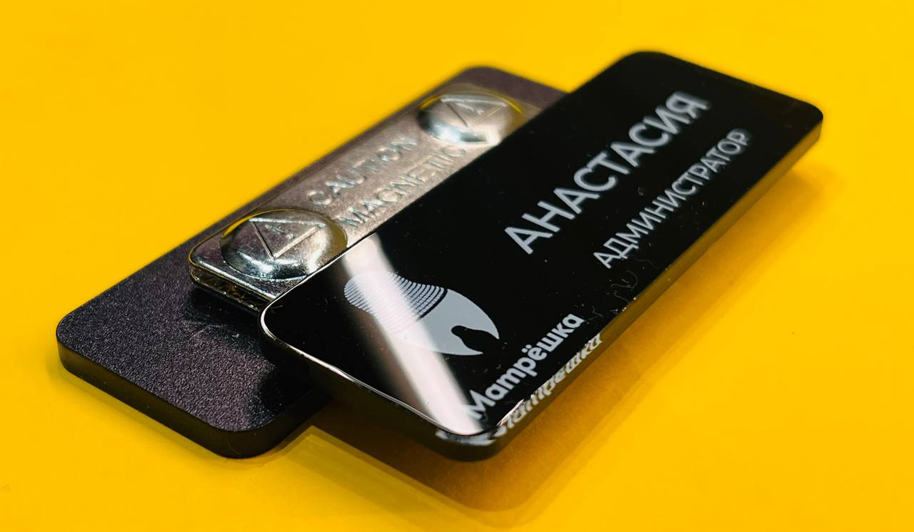 Нагрудный магнитный бейджик для парикмахерской Нагрудный магнитный бейджик для парикмахерской