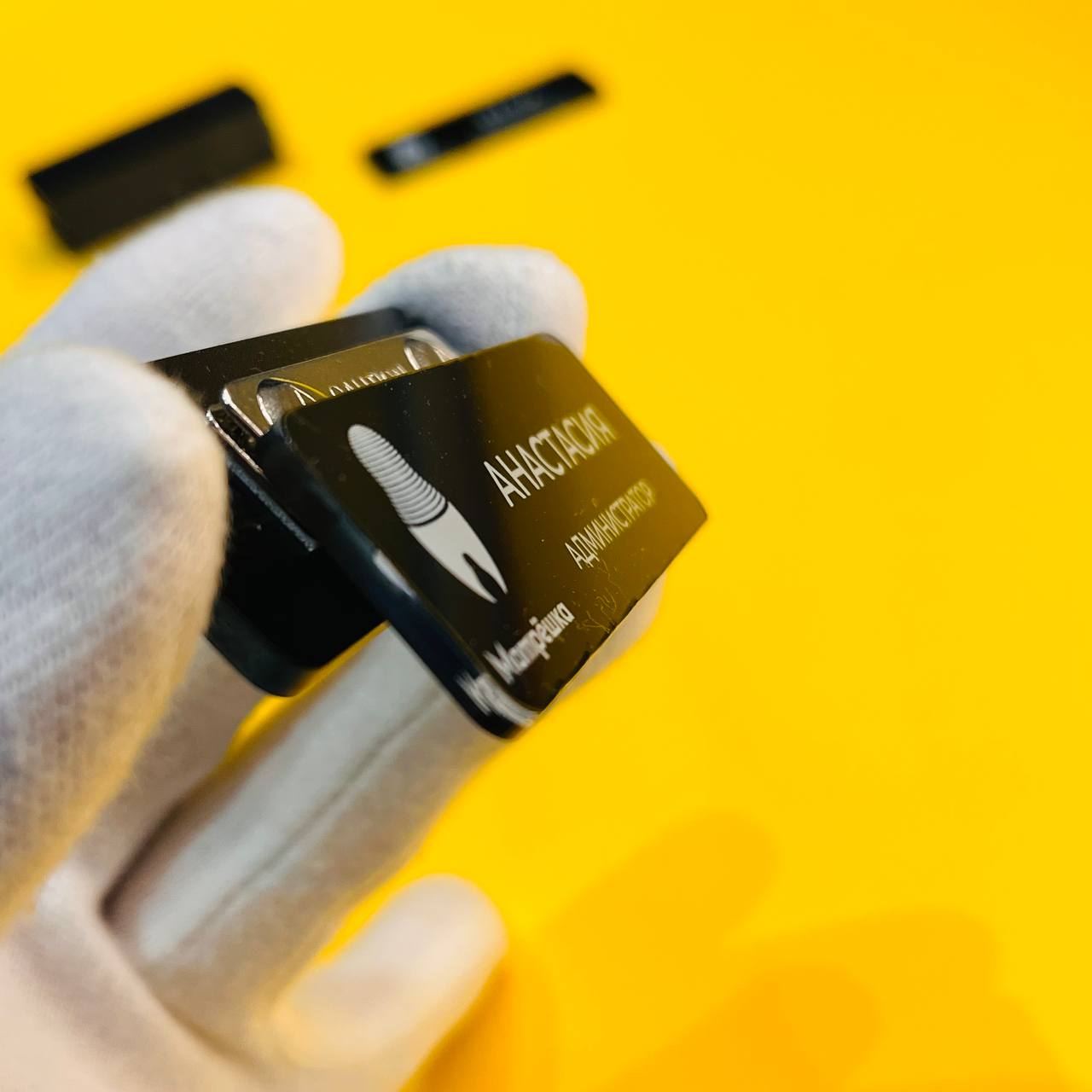 Акриловый черный бейдж на магнитном креплении Акриловый черный бейдж на магнитном креплении