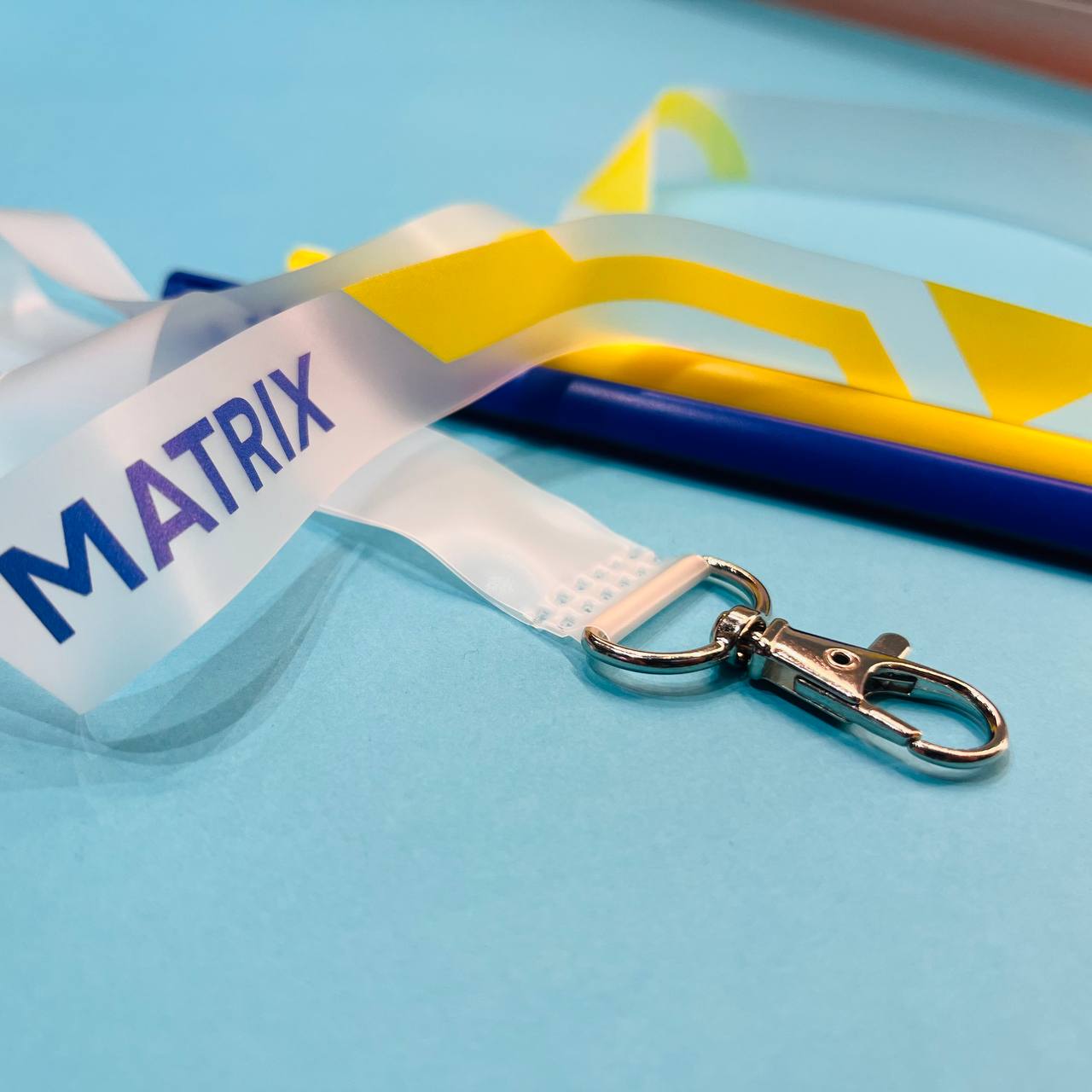 Прозрачная лента для бейджа на силиконе с печатью полноцветного логотипа и карабином