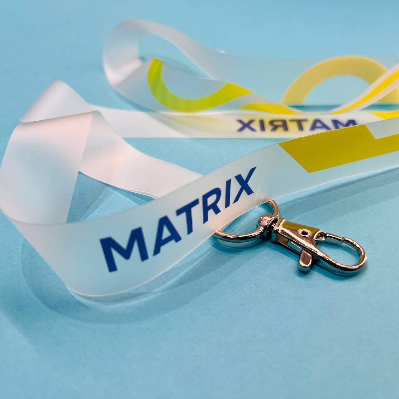 Изготовленная на заказ прозрачная лента с печатью логотипа с карабином для крепления к бейджу