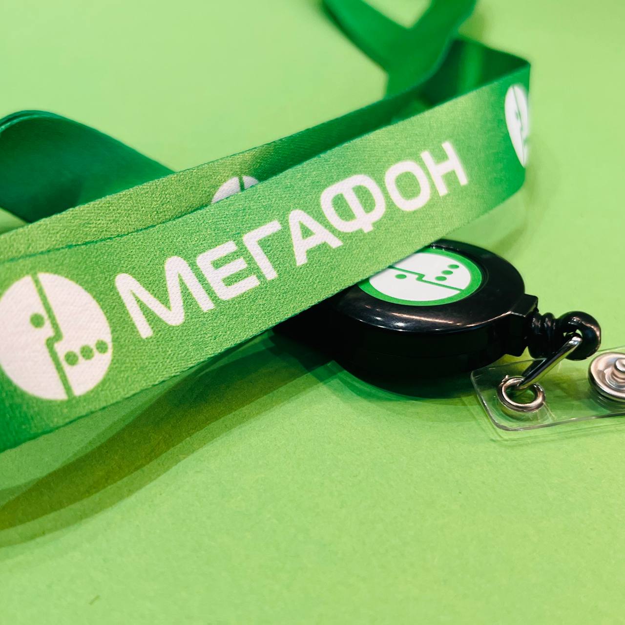 Ланъярд с логотипом оператора и брендированным ретрактором. Комплект из плотной ленты и ретрактора с логотипом — решение для ежедневного использования.