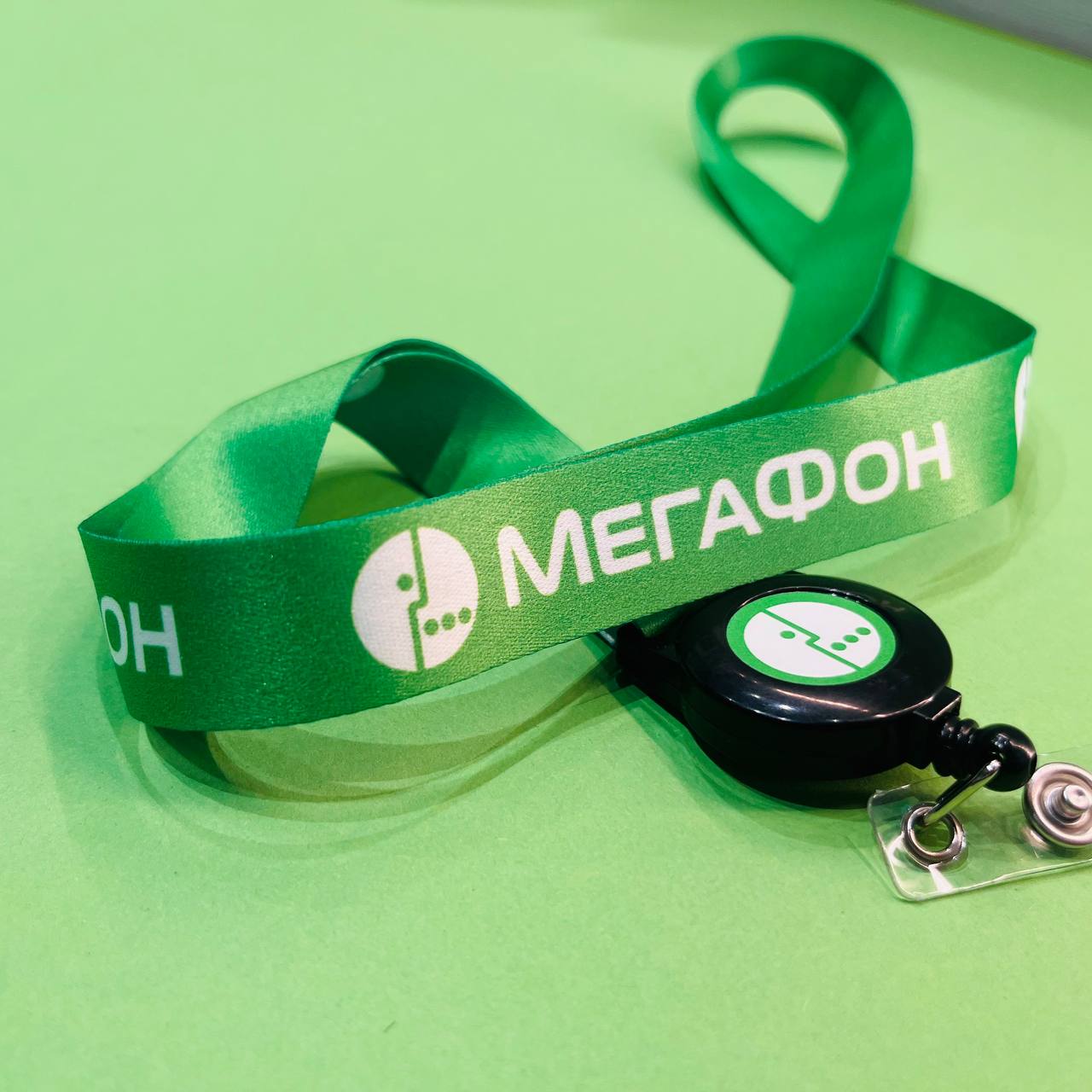 Брендированная лента для карт доступа СКУД. Двусторонняя сублимационная печать на лентах: высокая четкость и устойчивость к истиранию.