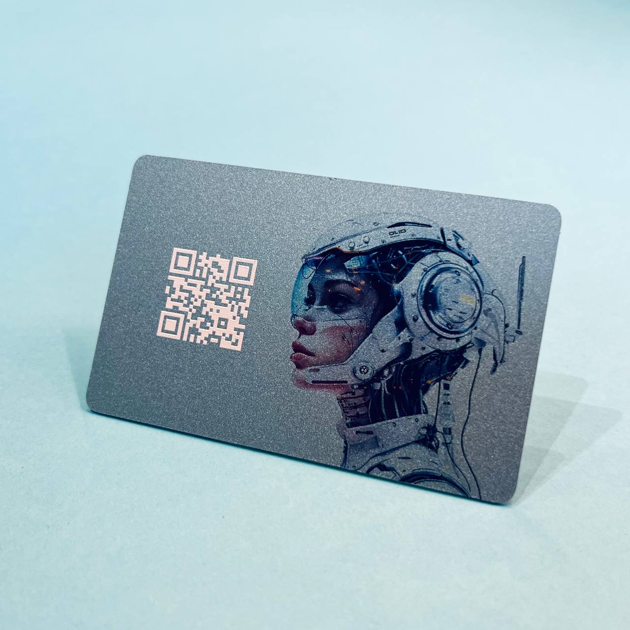 металлическая карта с QR-кодом металлическая карта с QR-кодом