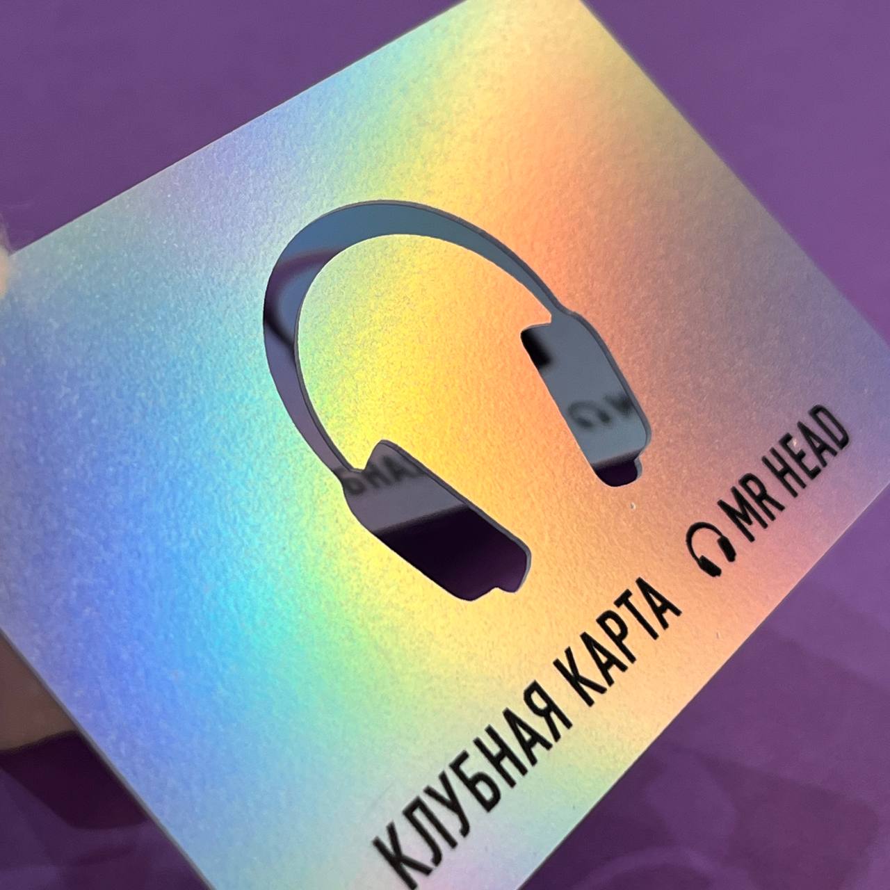 Высечка логотипа в пластиковой карте &mdash; нестандартное решение которое говорит само за себя. Производство в типографии МАДЖЕНТА.