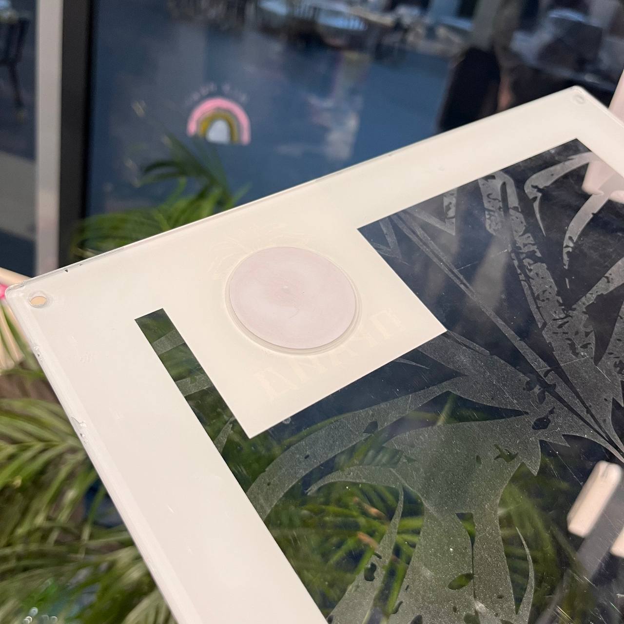 NFC-чип под логотипом в правом нижнем углу таблички Интегрированный NFC-чип для передачи данных в одно касание.