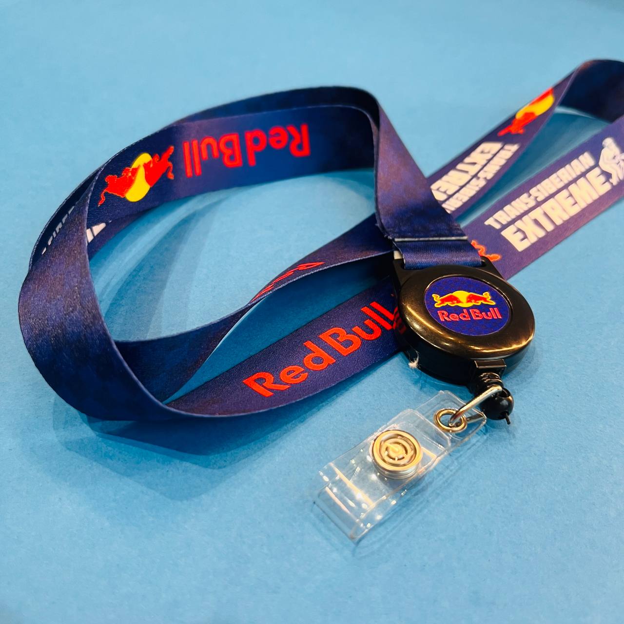 Удобные ленты с механизмом-рулеткой для ношения электронных ключей и пропусков. Нанесем ваш логотип на ленту любым тиражом. Удобство и стиль в одном аксессуаре.