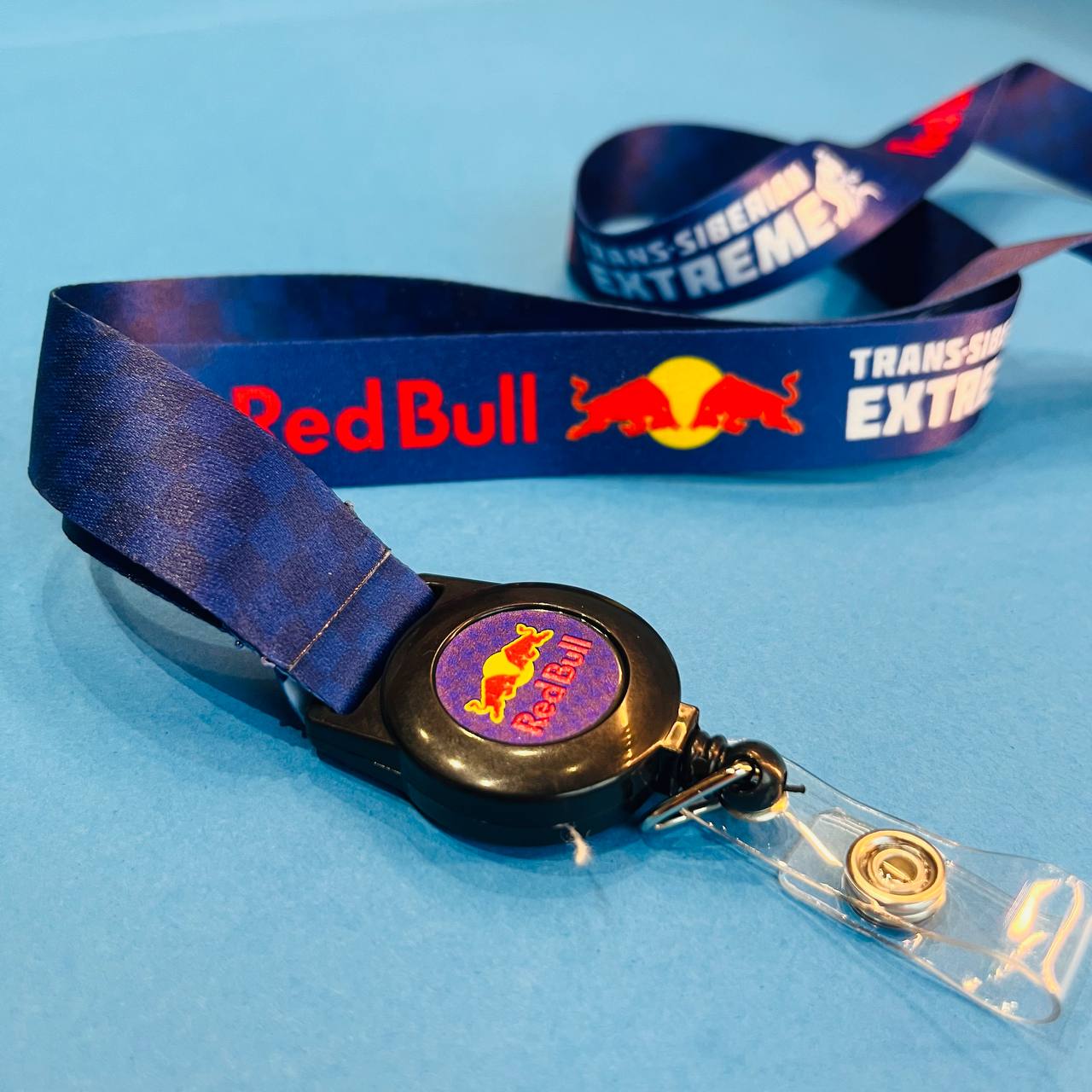 Изготовление брендированных лент для бейджей, укомплектованных ретрактором. Высокое качество печати логотипа и надежный вытяжной механизм для пропусков.