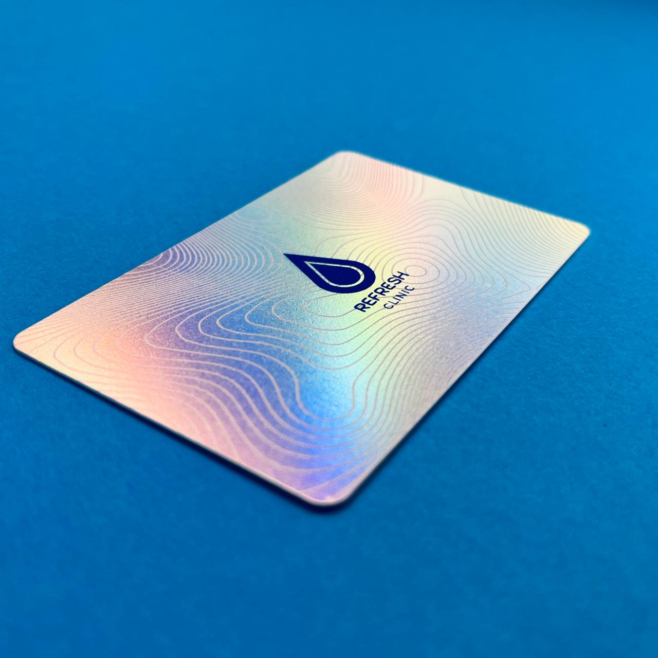 Премиальная подарочная карта на голографическом материале Премиальная подарочная карточка на голографисечком пластике с матовой ламинацией и с печатью логотипа на заказ