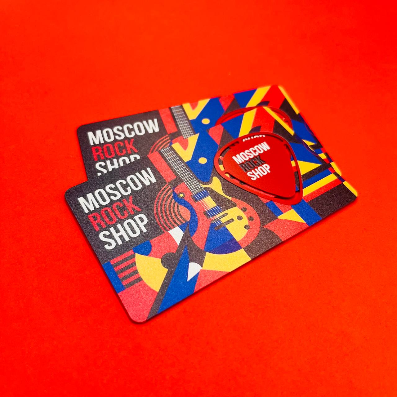 Пластиковая карта клиента со встроенным медиатором. Красный пластик в массе, УФ-печать, толщина 1 мм. Производство в типографии МАДЖЕНТА.