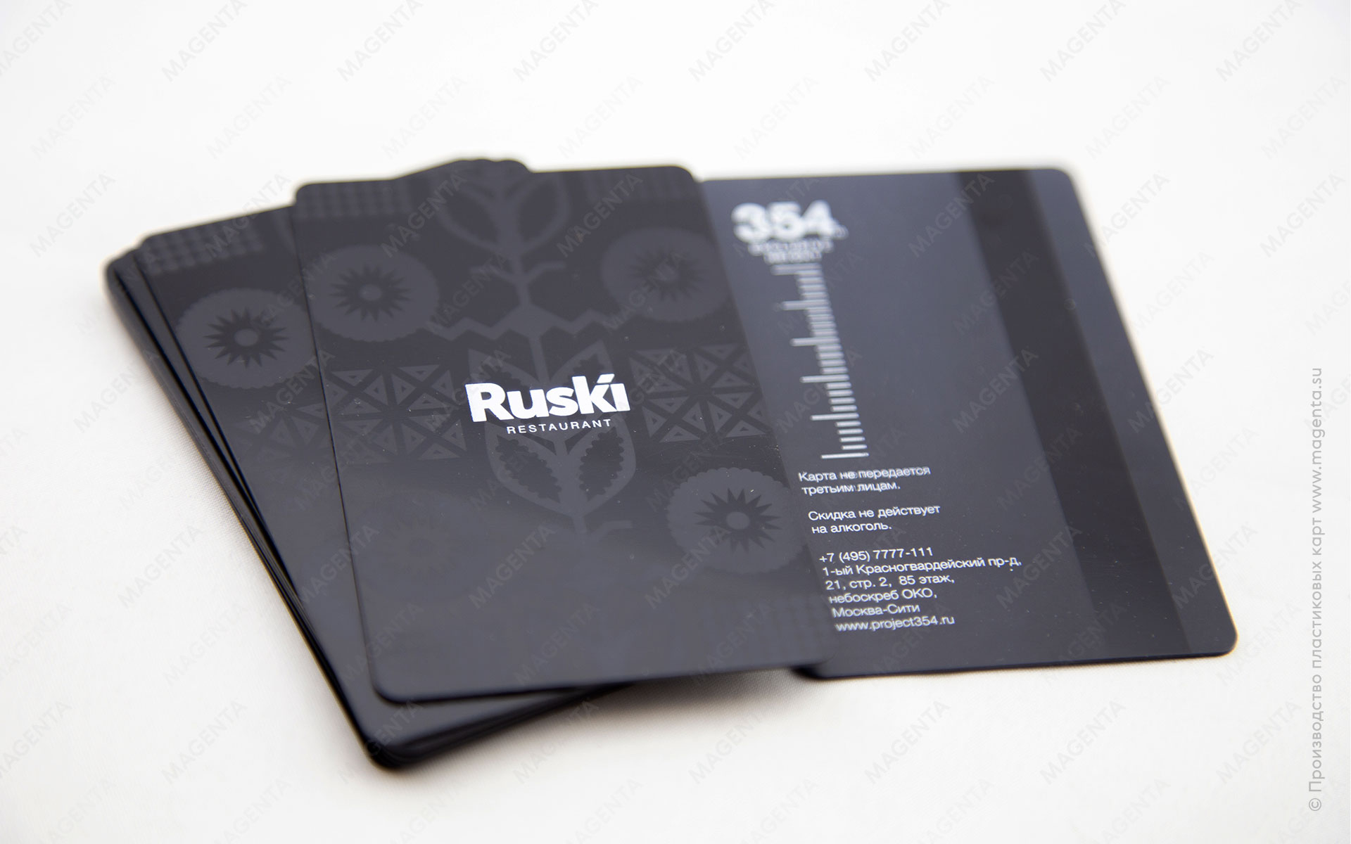Фотография дисконтных карт для ресторана на черном пластике