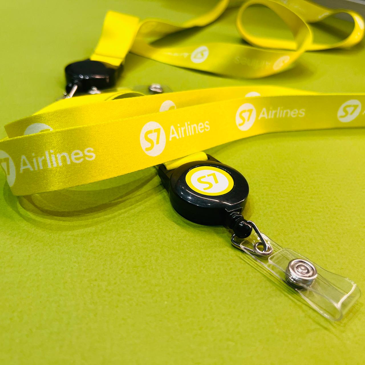 Ланъярд с ретрактором для авиационного персонала. Готовый комплект: брендированная лента и ретрактор в едином стиле авиакомпании.