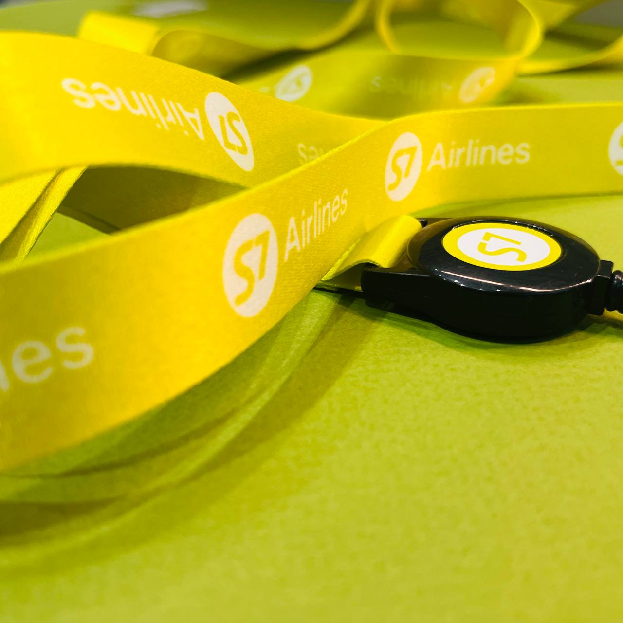 Ланъярд с ретрактором для авиационного персонала Готовый комплект: брендированная лента и ретрактор в едином стиле авиакомпании.