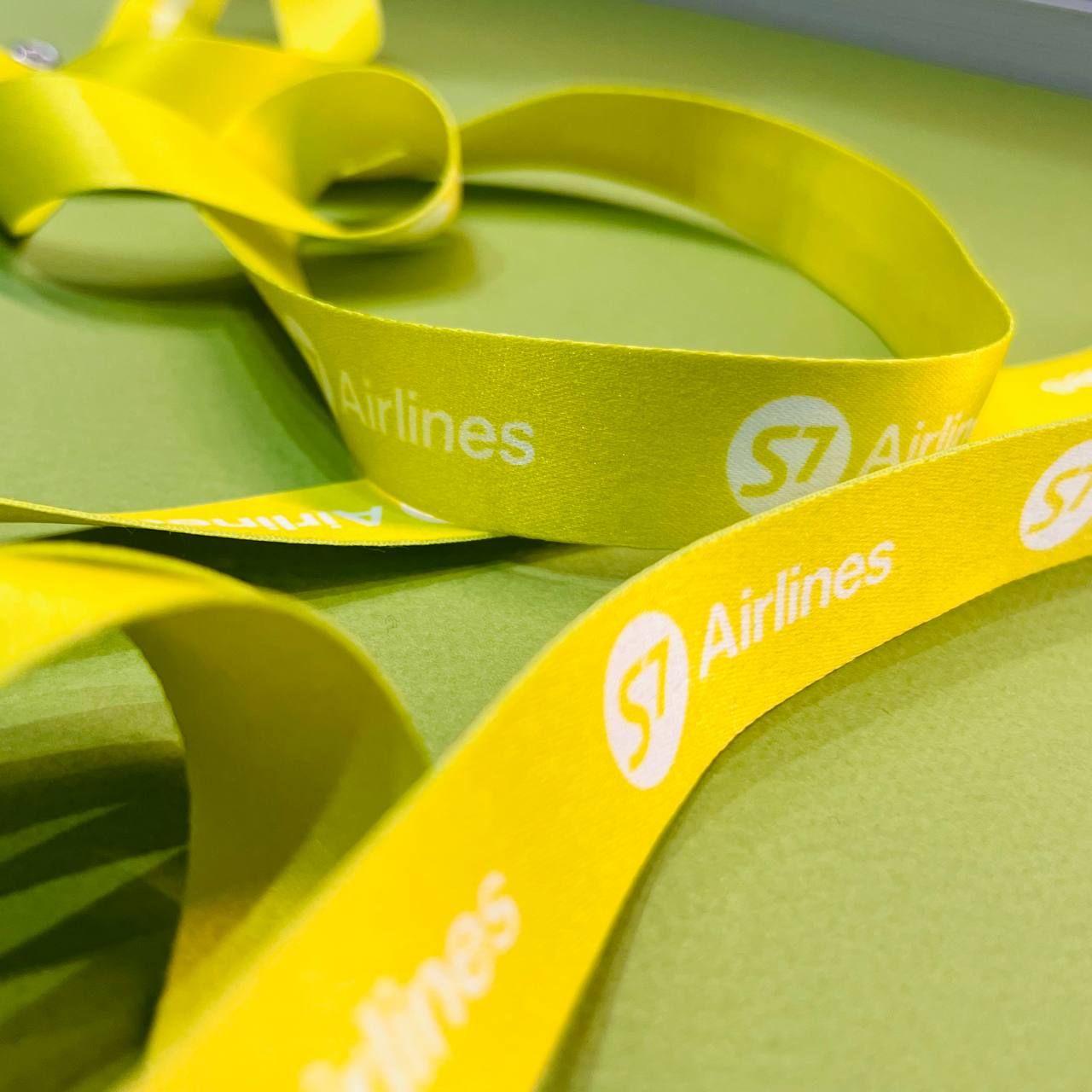 Зеленая лента для бейджа с сублимационной печатью Яркая лента в корпоративном цвете авиакомпании с двухсторонним нанесением логотипа.